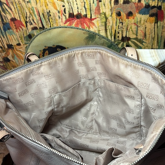 Michael Kors Grey Taupe Zipper Shoulder Bag Cream Straps 14.4”Lx11.5”Hx4”W - Picture 9 of 17
